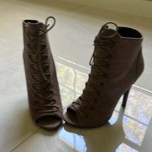 Chic Lace-Up Peep Toe Heeled Boots